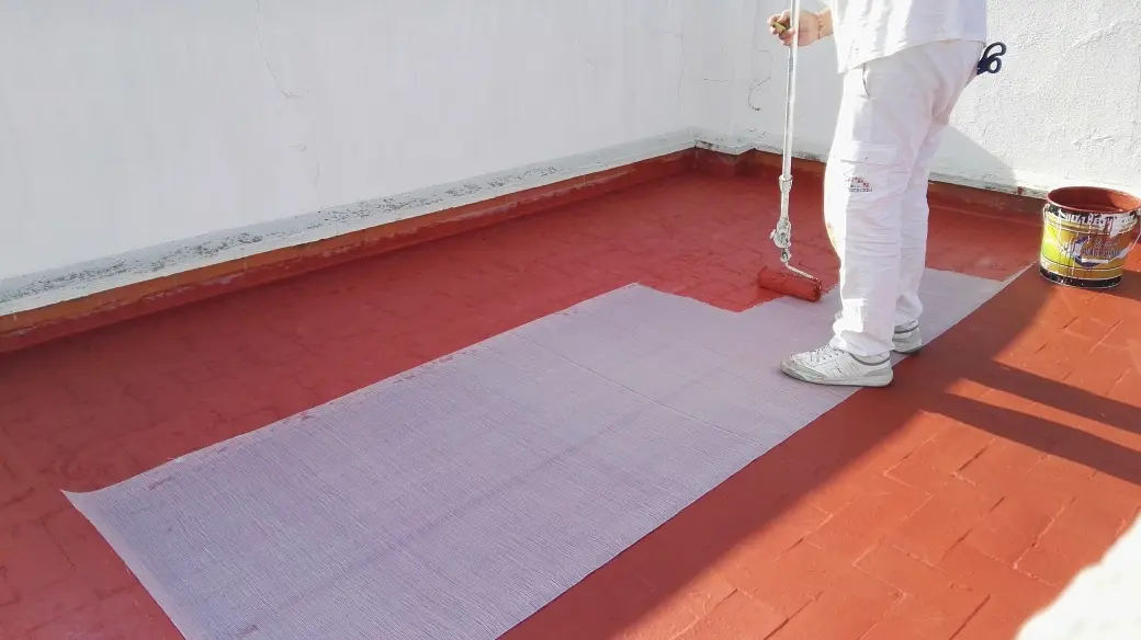 Colocación de una malla de refuerzo durante el recubrimiento de una terraza